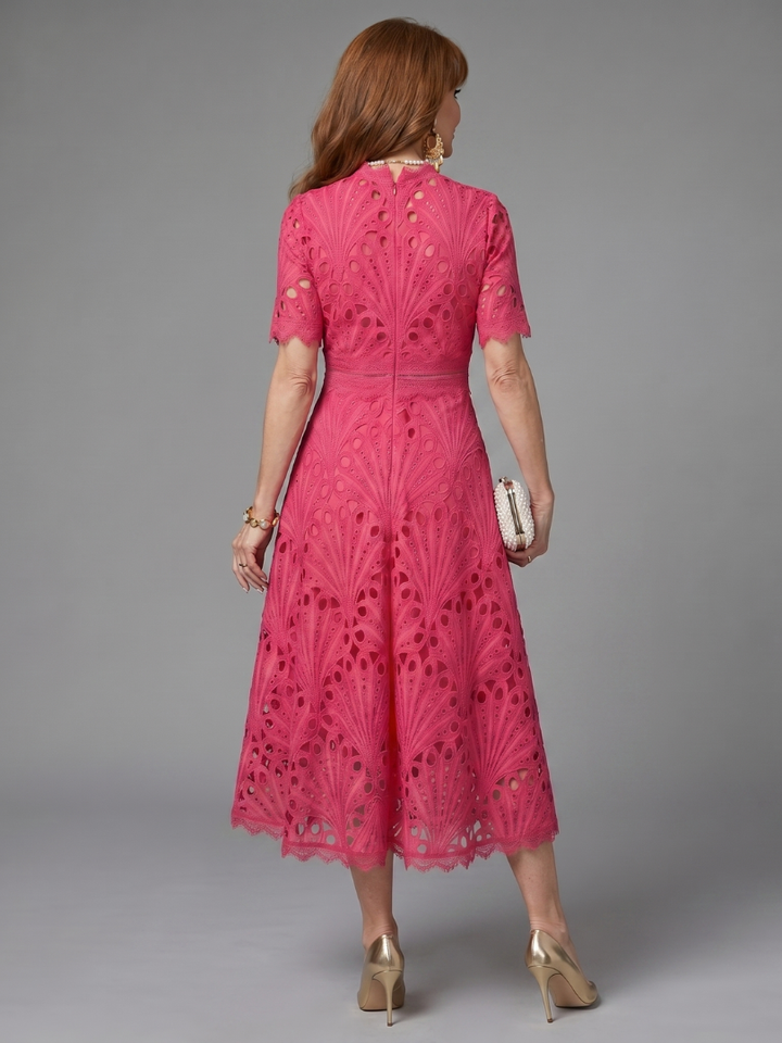 Auvelle | Robe midi ajustée en dentelle œillets à manches courtes