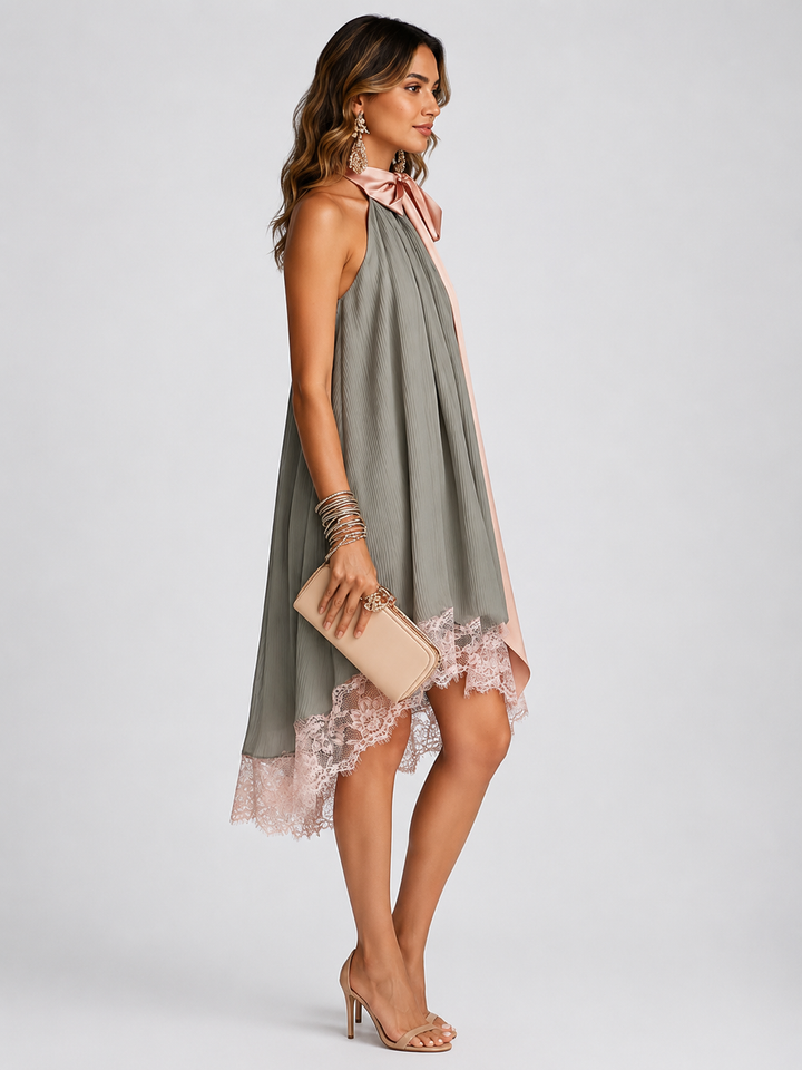 Auvelle | Robe satinée grise à nœud rose et dentelle délicate