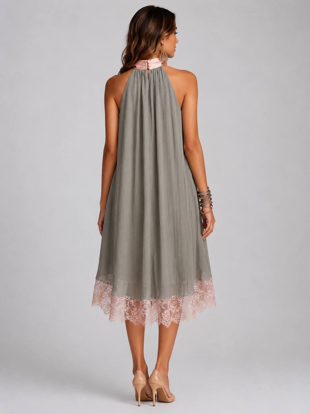 Auvelle | Robe satinée grise à nœud rose et dentelle délicate