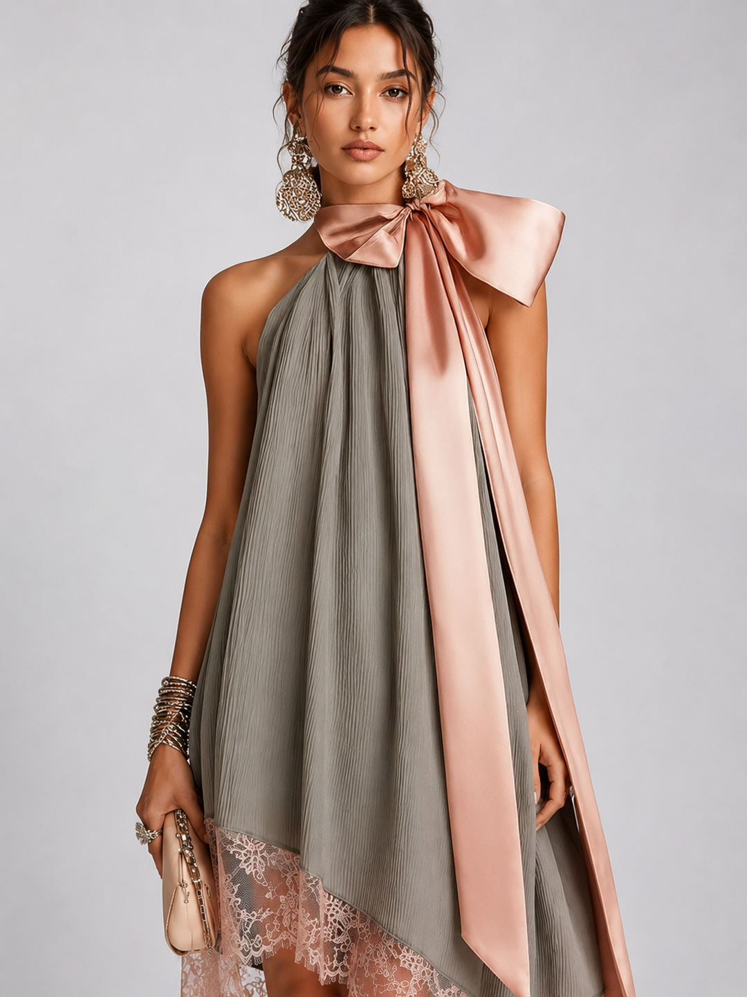 Auvelle | Robe satinée grise à nœud rose et dentelle délicate