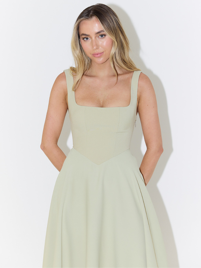 Grace | Robe midi fluide avec décolleté carré