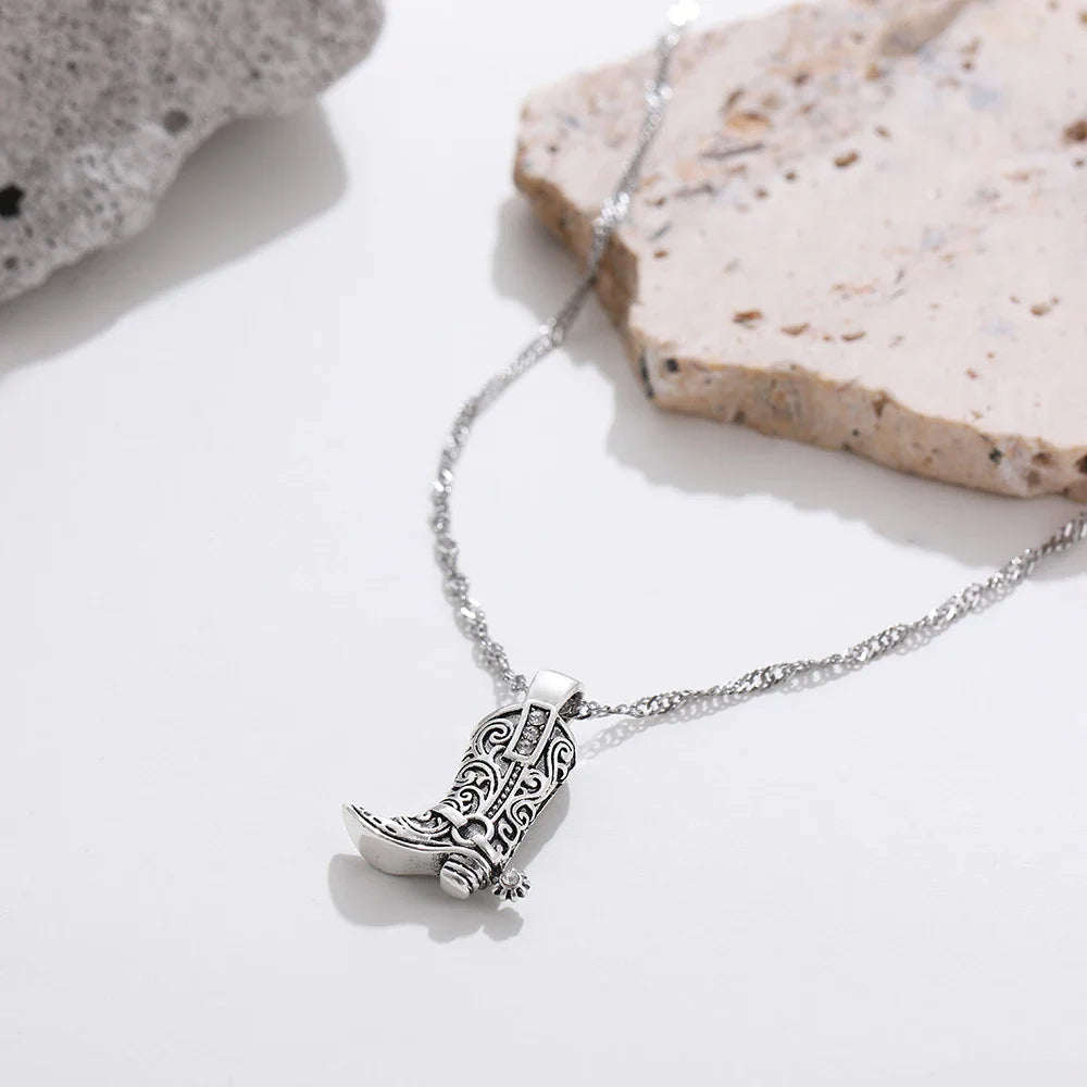 Collier en forme de botte de cowboy délicate