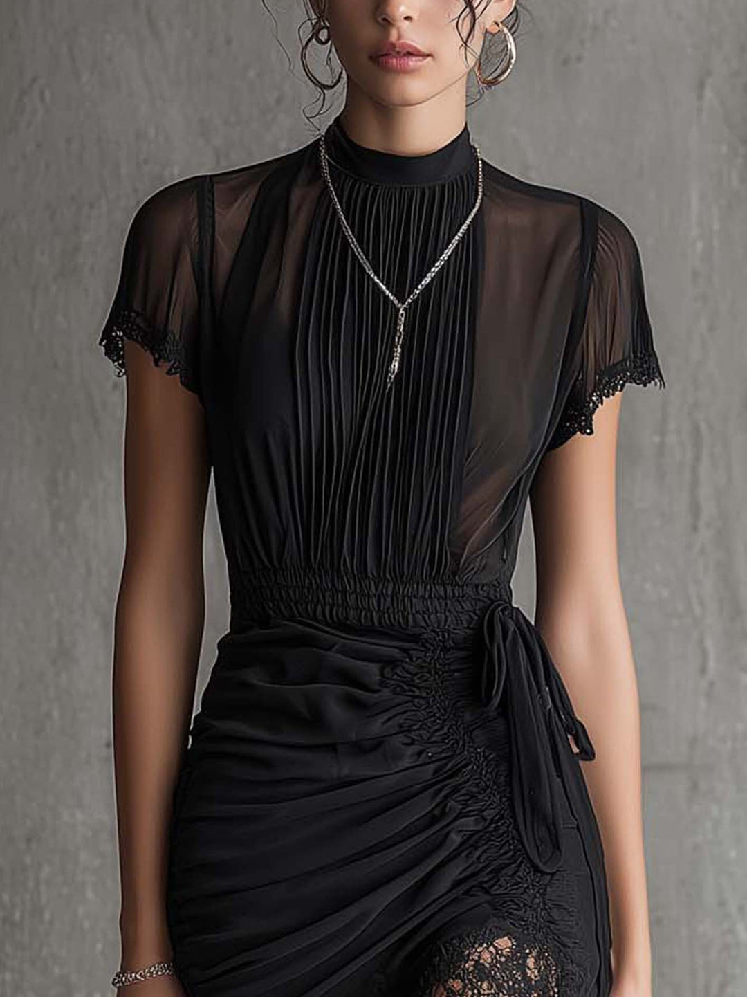 Robe Mini en Chiffon Noir avec Taille Plissée et Bord en Dentelle