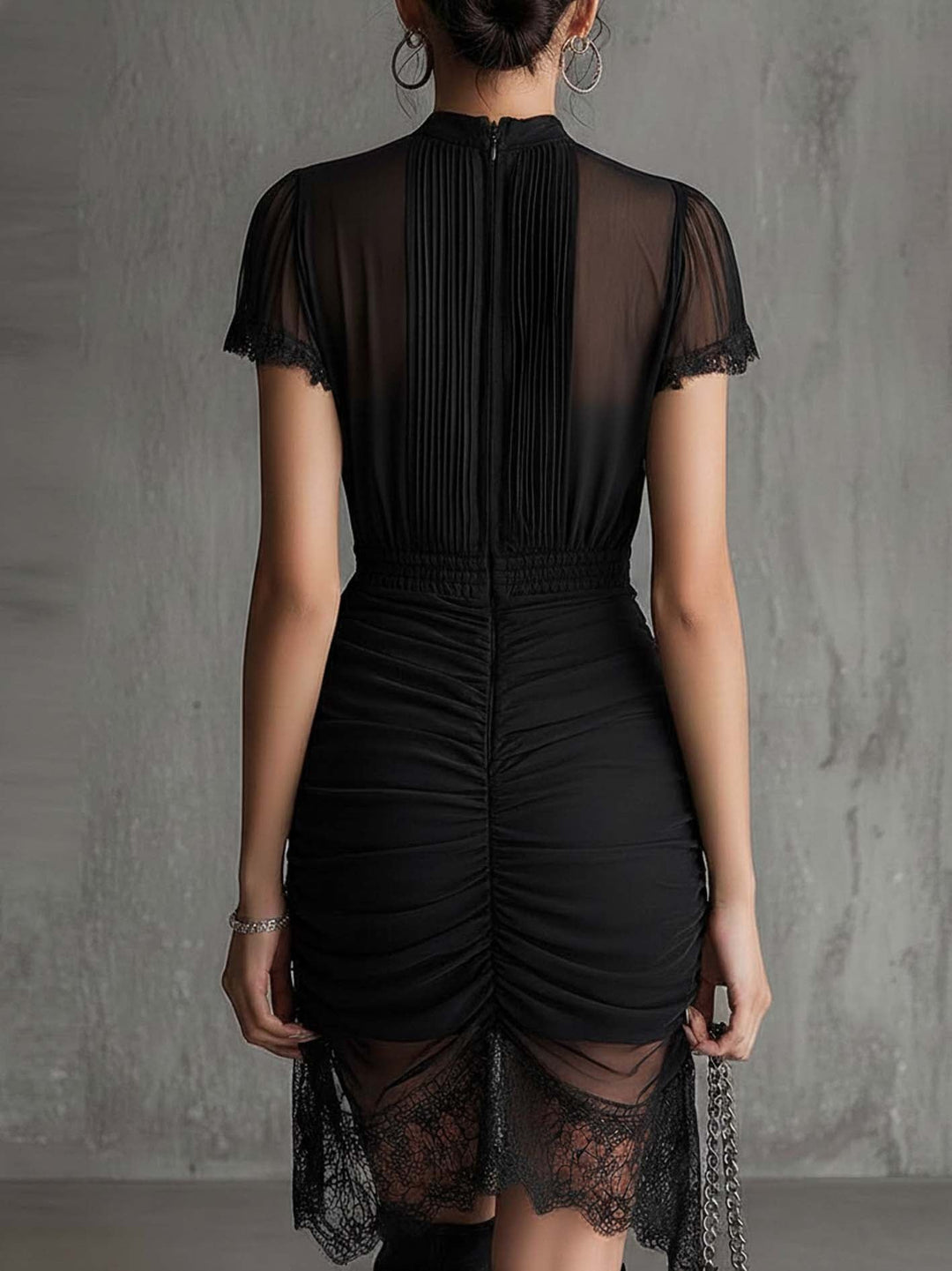 Robe Mini en Chiffon Noir avec Taille Plissée et Bord en Dentelle