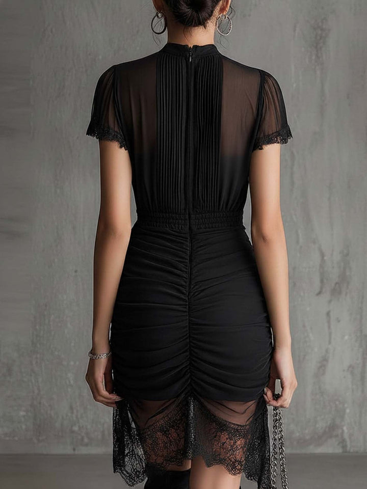 Robe Mini en Chiffon Noir avec Taille Plissée et Bord en Dentelle