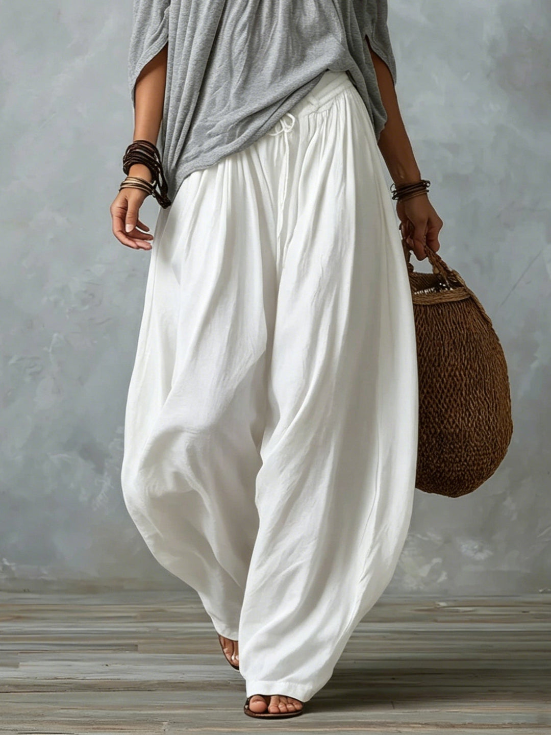 Haut gris à épaules dénudées et pantalon lanternes blanc ample