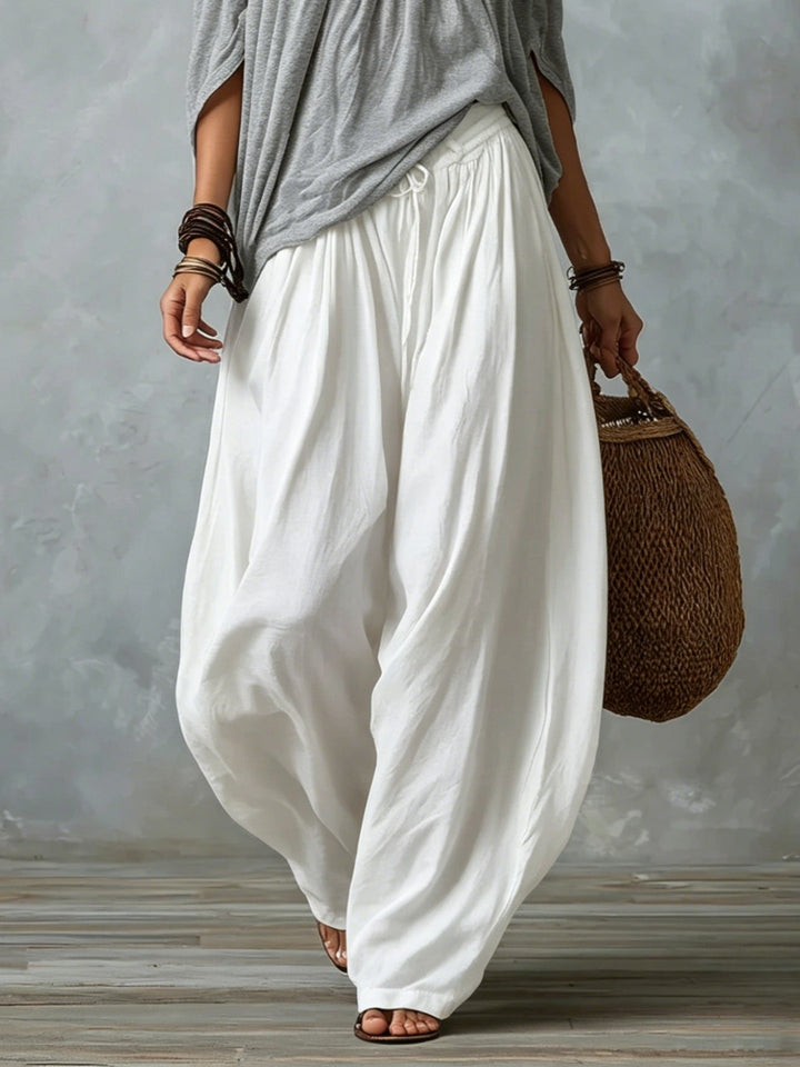 Haut gris à épaules dénudées et pantalon lanternes blanc ample